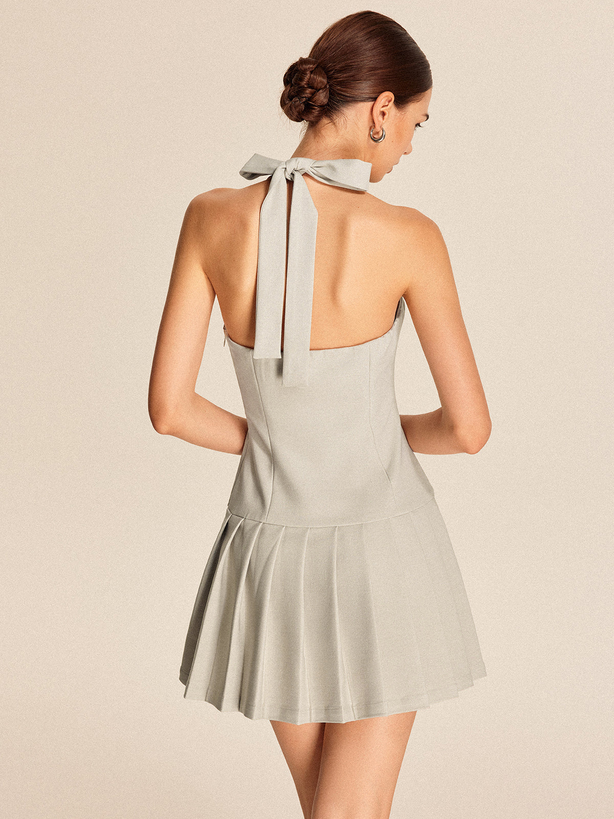 Metal Detaylı Bağlamalı Yaka Fermuarlı Pileli Kısa Elbise