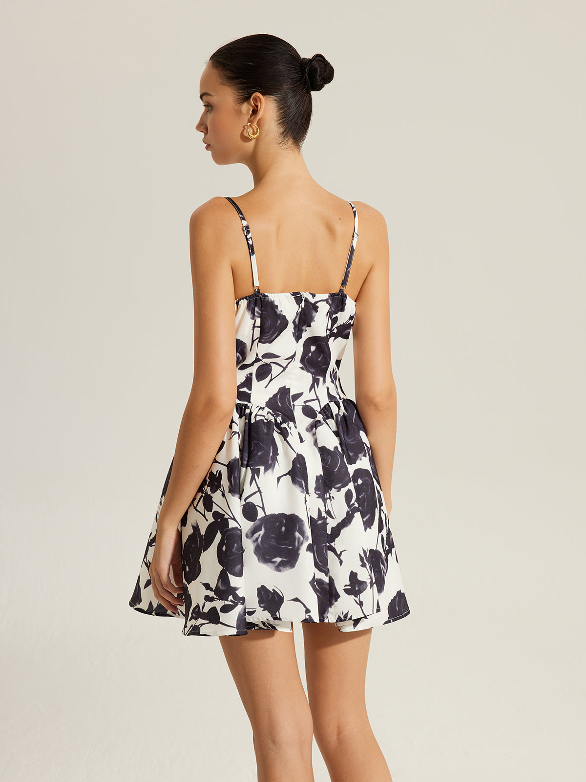 Çiçek Desenli Metal Detaylı Fermuarlı Spagetti Askılı Elbise