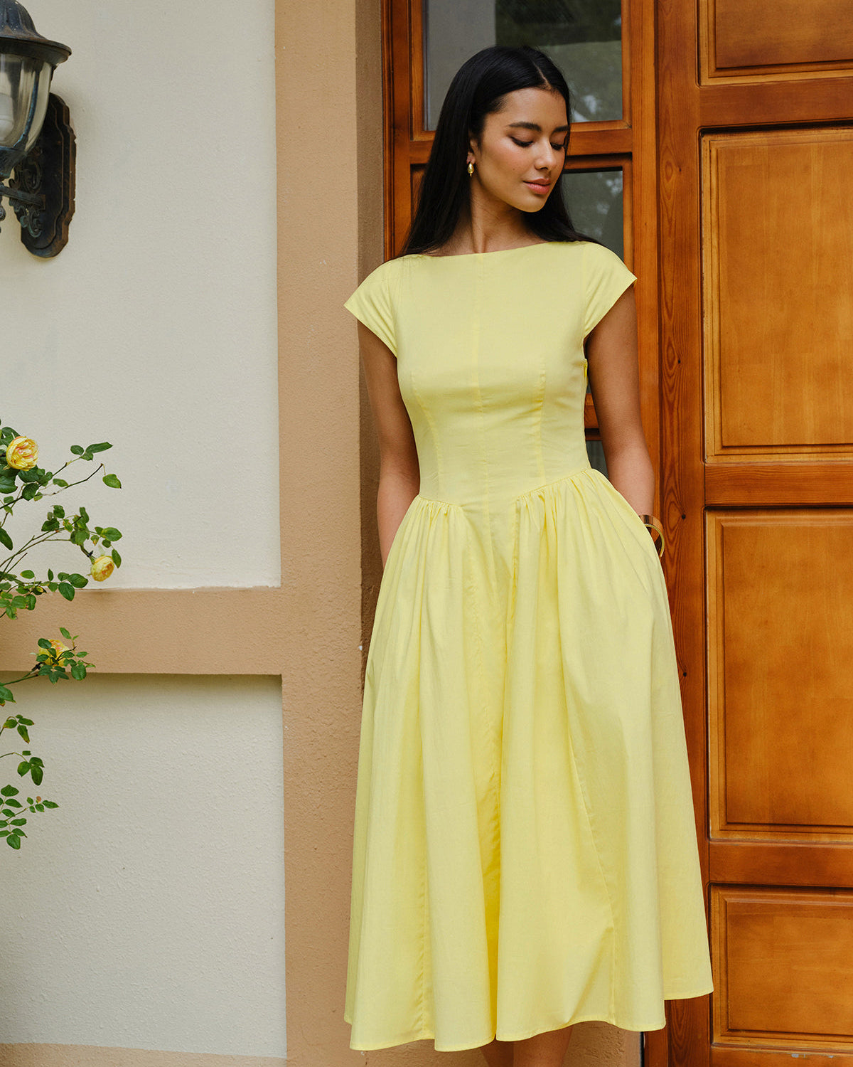 Sırtı Açık Kap Kollu Elbise