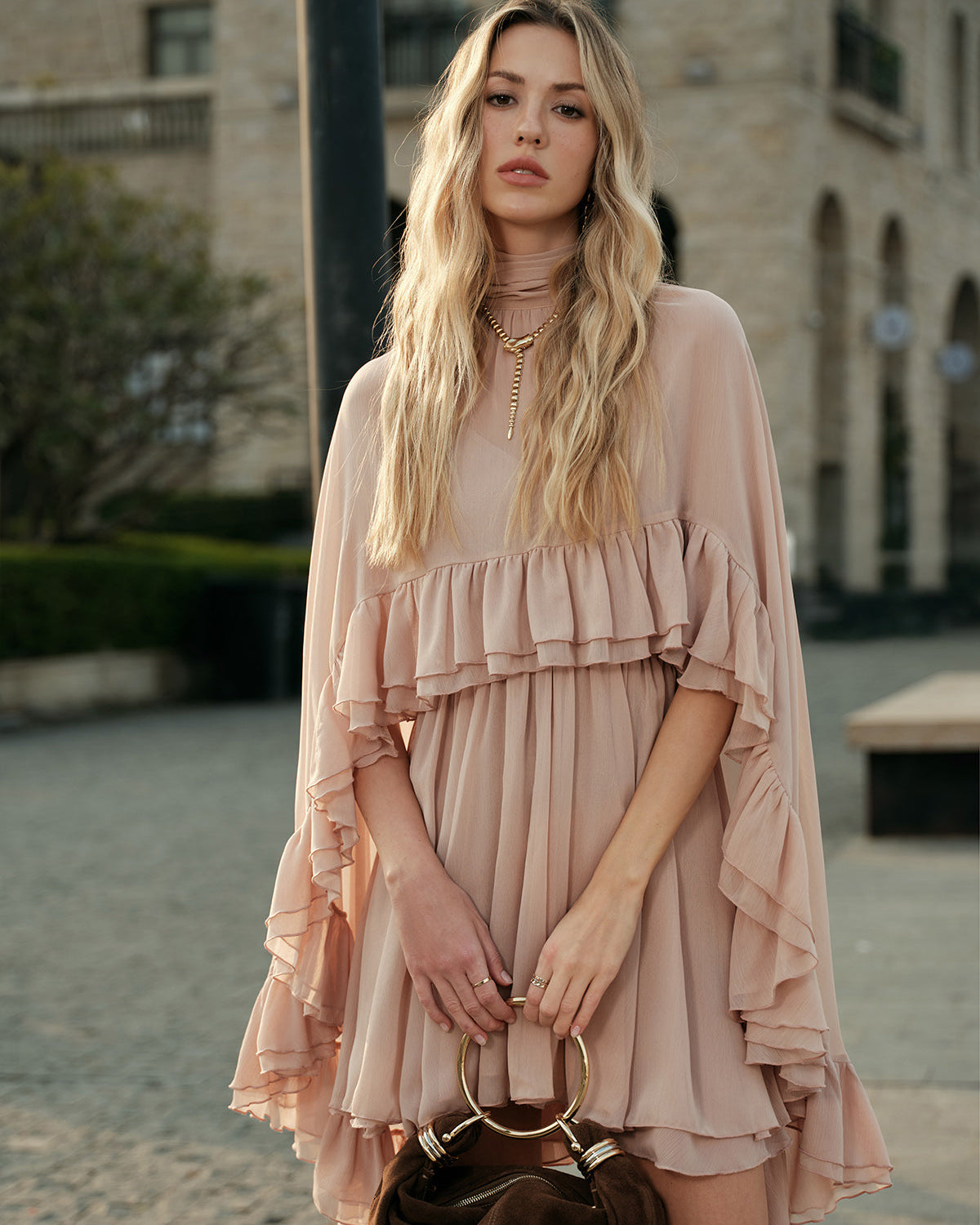 Yarı Şeffaf Fırfırlı Şifon Pelerinli Elbise