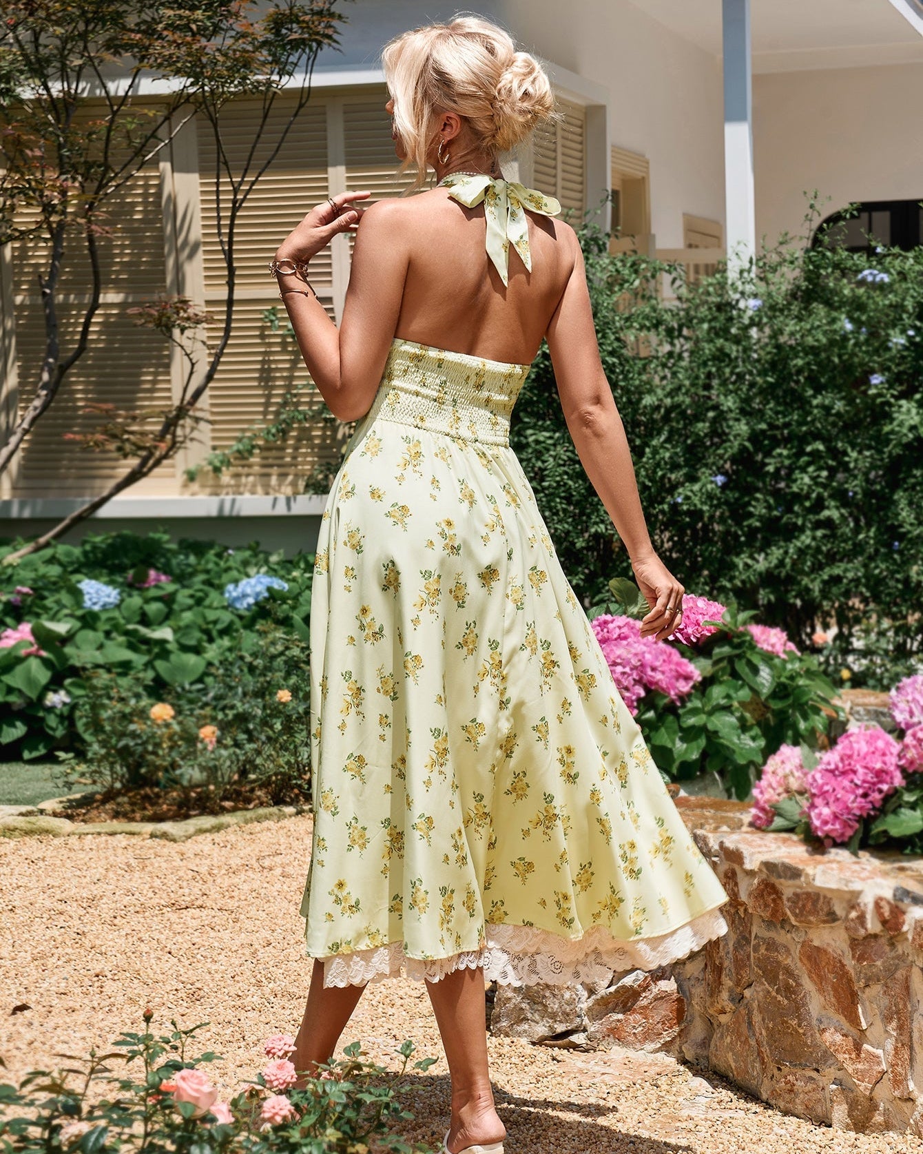 Dantel Detaylı Derin V Yaka Halter Çiçek Desenli Elbise