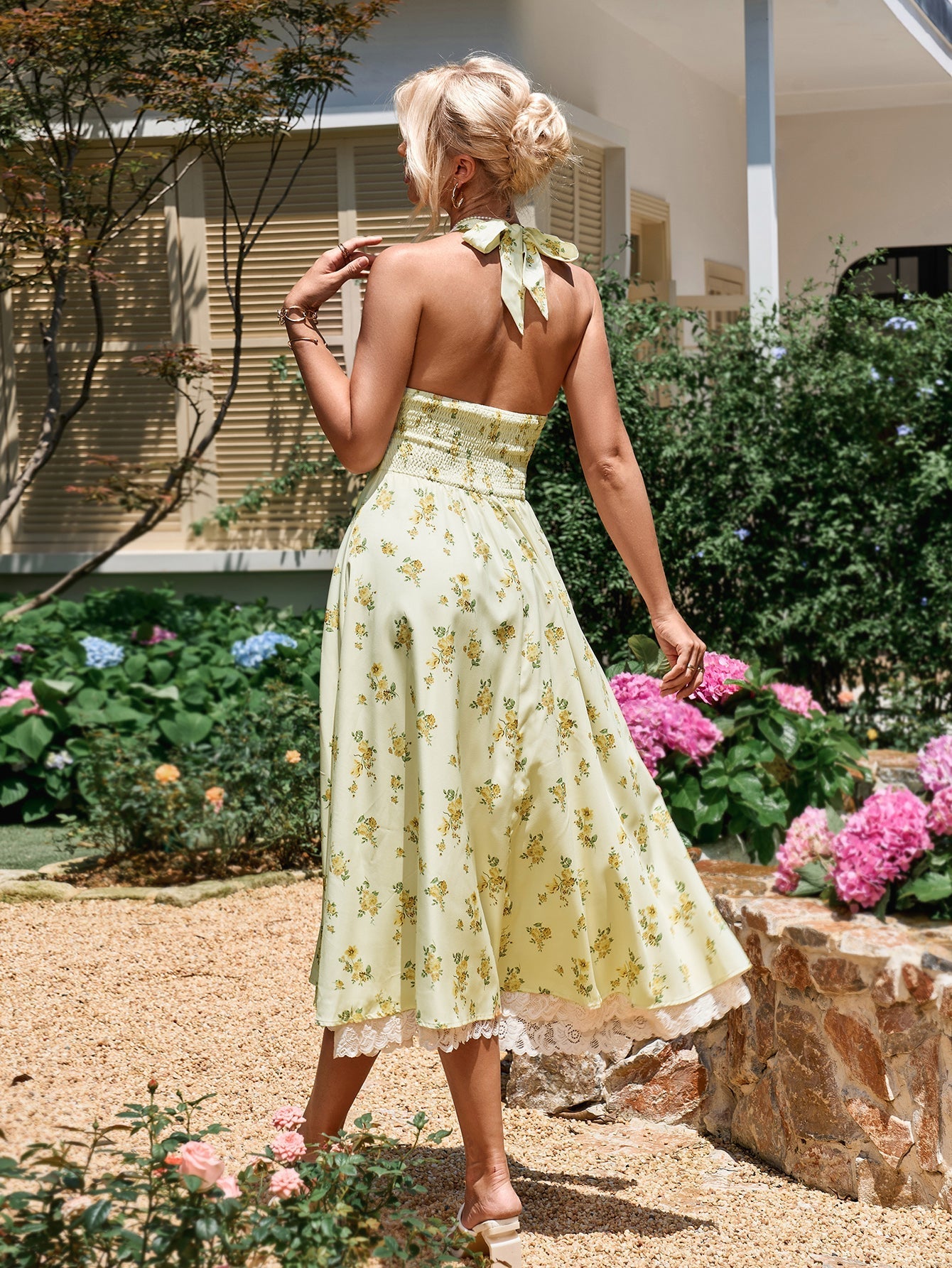 Dantel Detaylı Derin V Yaka Halter Çiçek Desenli Elbise