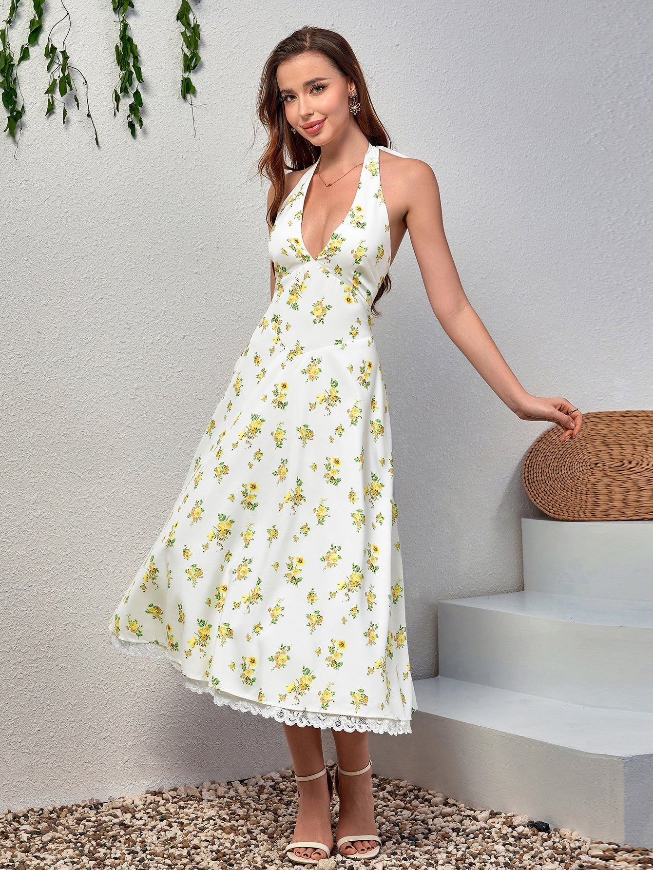 Dantel Detaylı Derin V Yaka Halter Çiçek Desenli Elbise