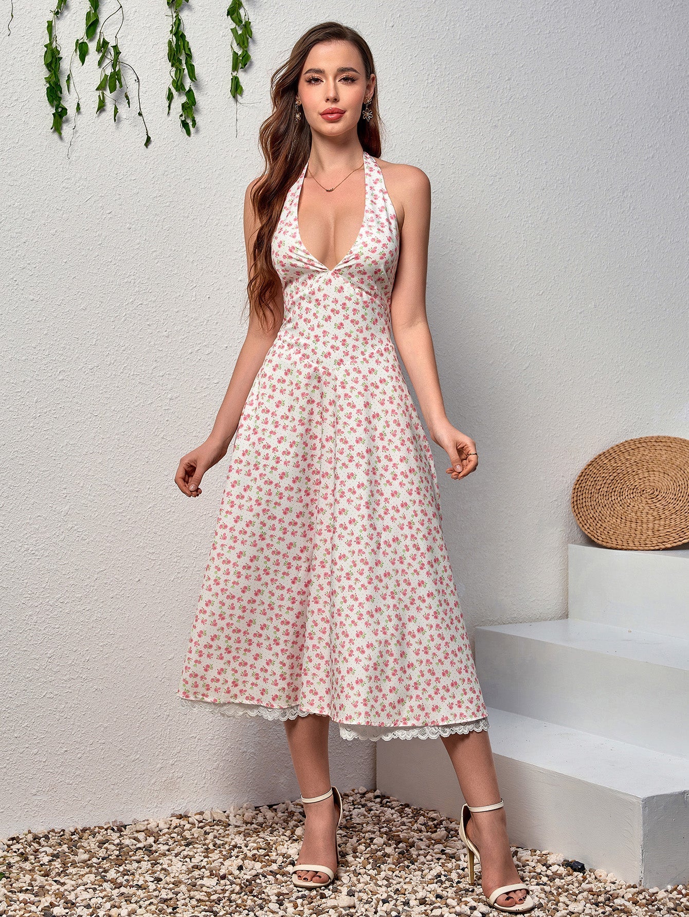 Dantel Detaylı Derin V Yaka Halter Çiçek Desenli Elbise