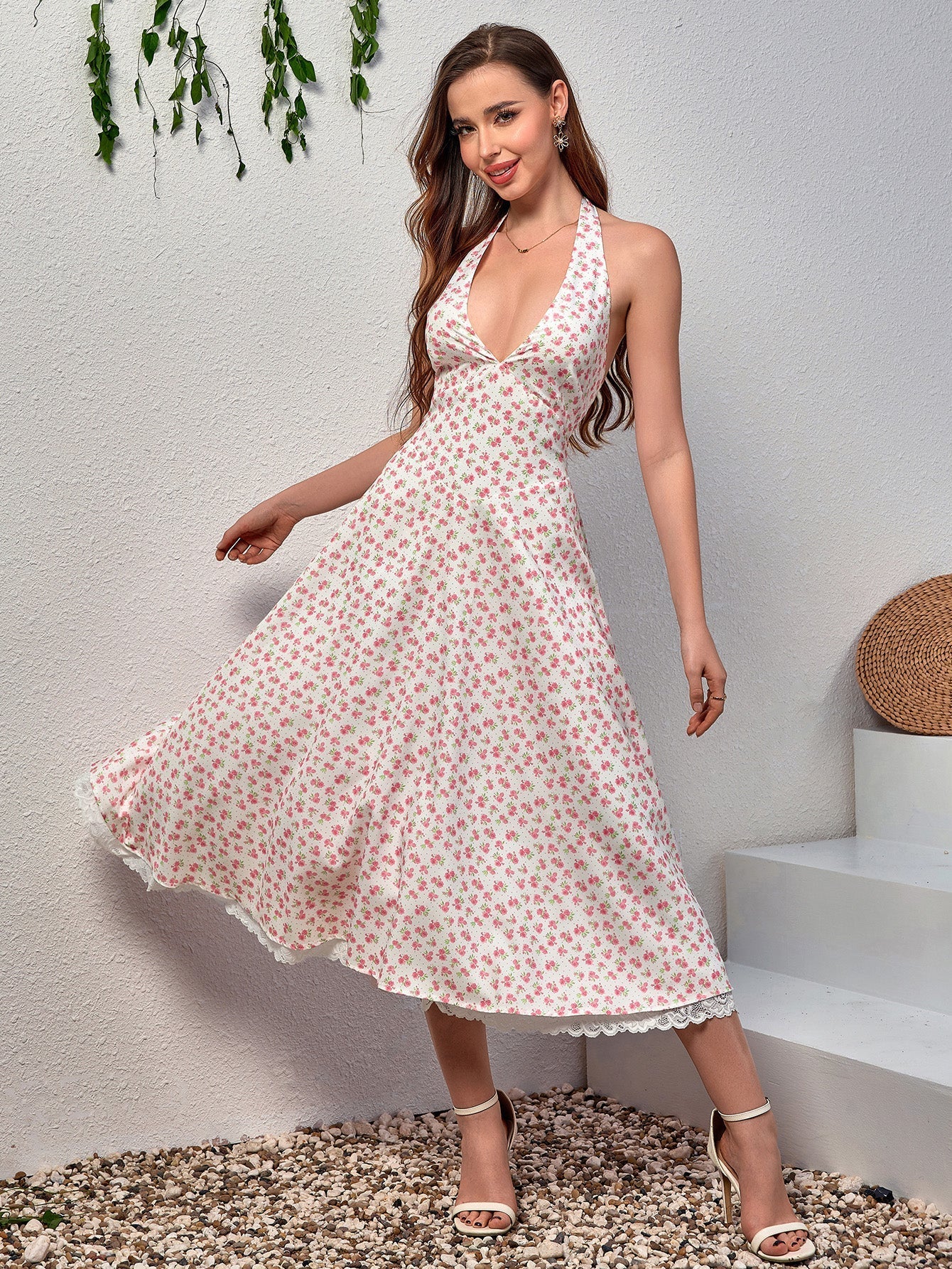 Dantel Detaylı Derin V Yaka Halter Çiçek Desenli Elbise
