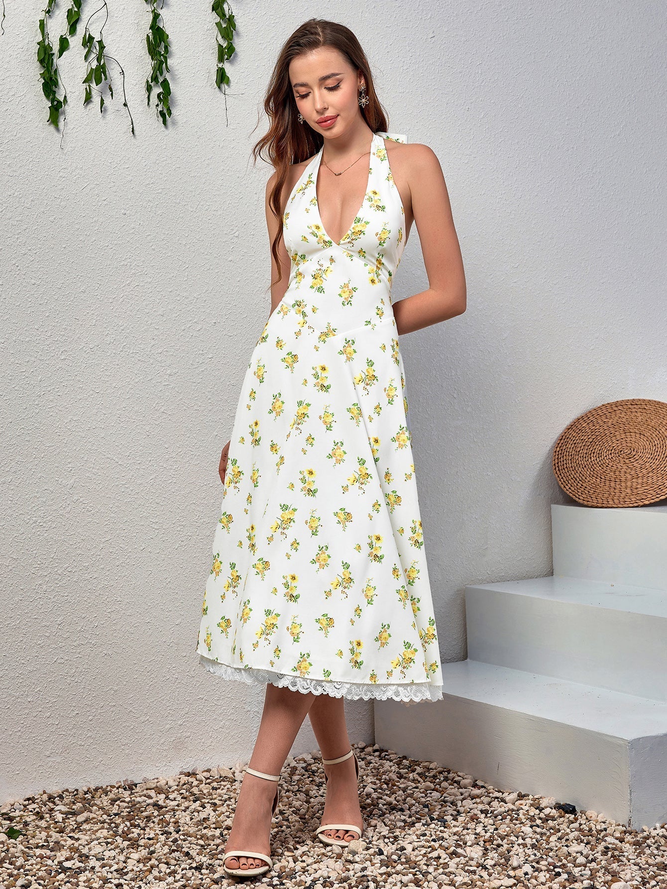 Dantel Detaylı Derin V Yaka Halter Çiçek Desenli Elbise