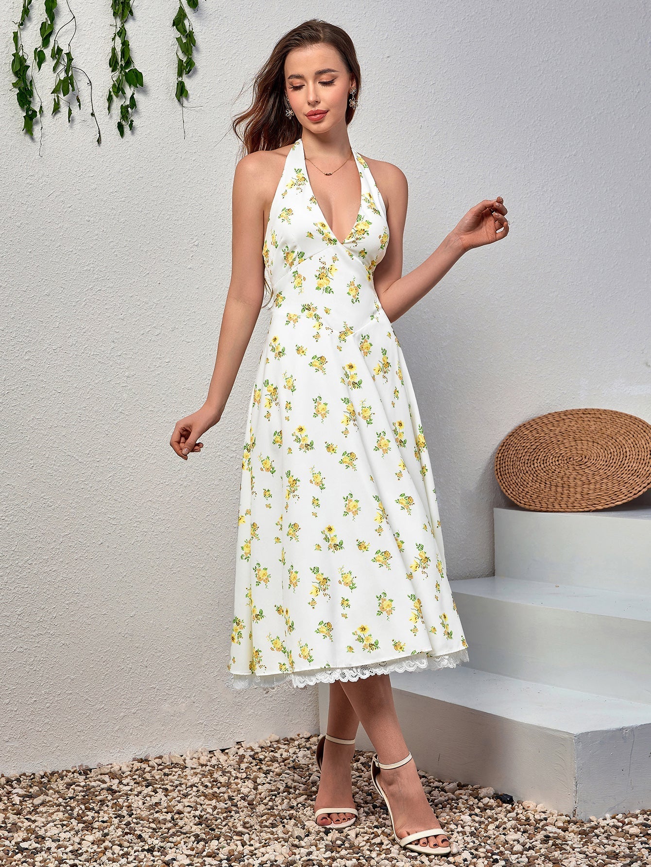 Dantel Detaylı Derin V Yaka Halter Çiçek Desenli Elbise