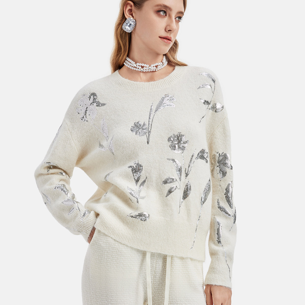 Gümüş Çiçek İşlemeli Triko Kazak