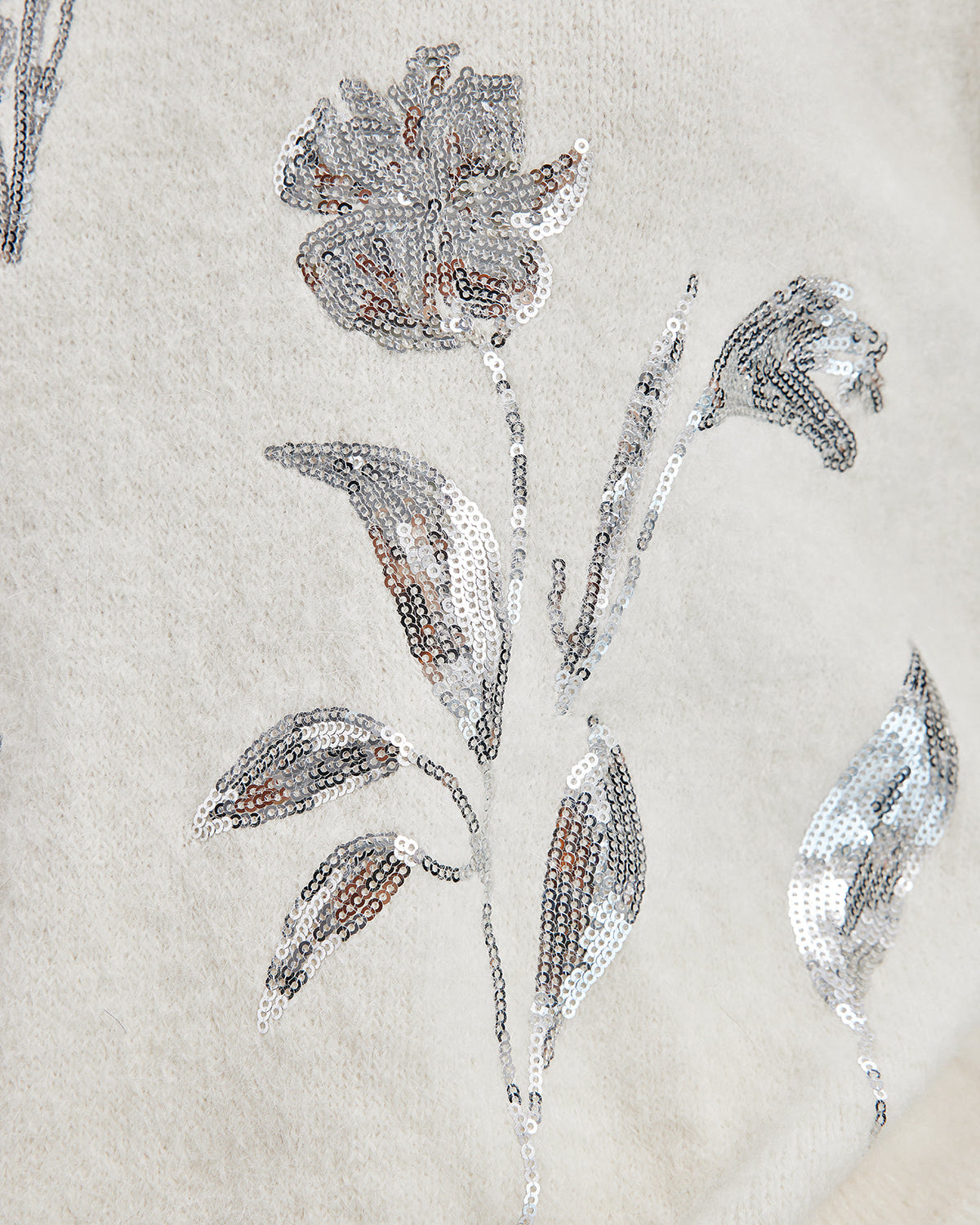 Gümüş Çiçek İşlemeli Triko Kazak