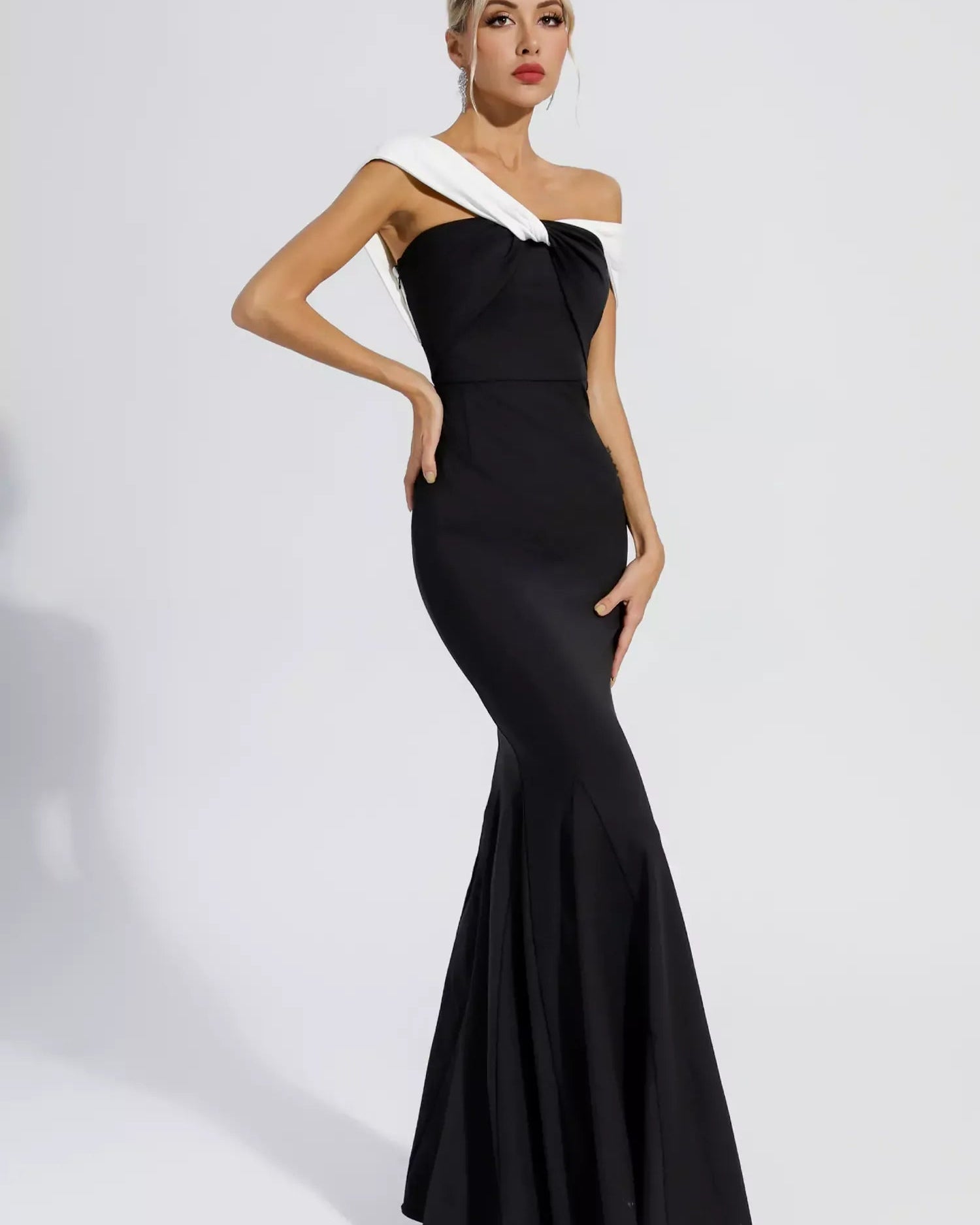 Siyah Düşük Omuzlu Deniz Kızı Maxi Elbise