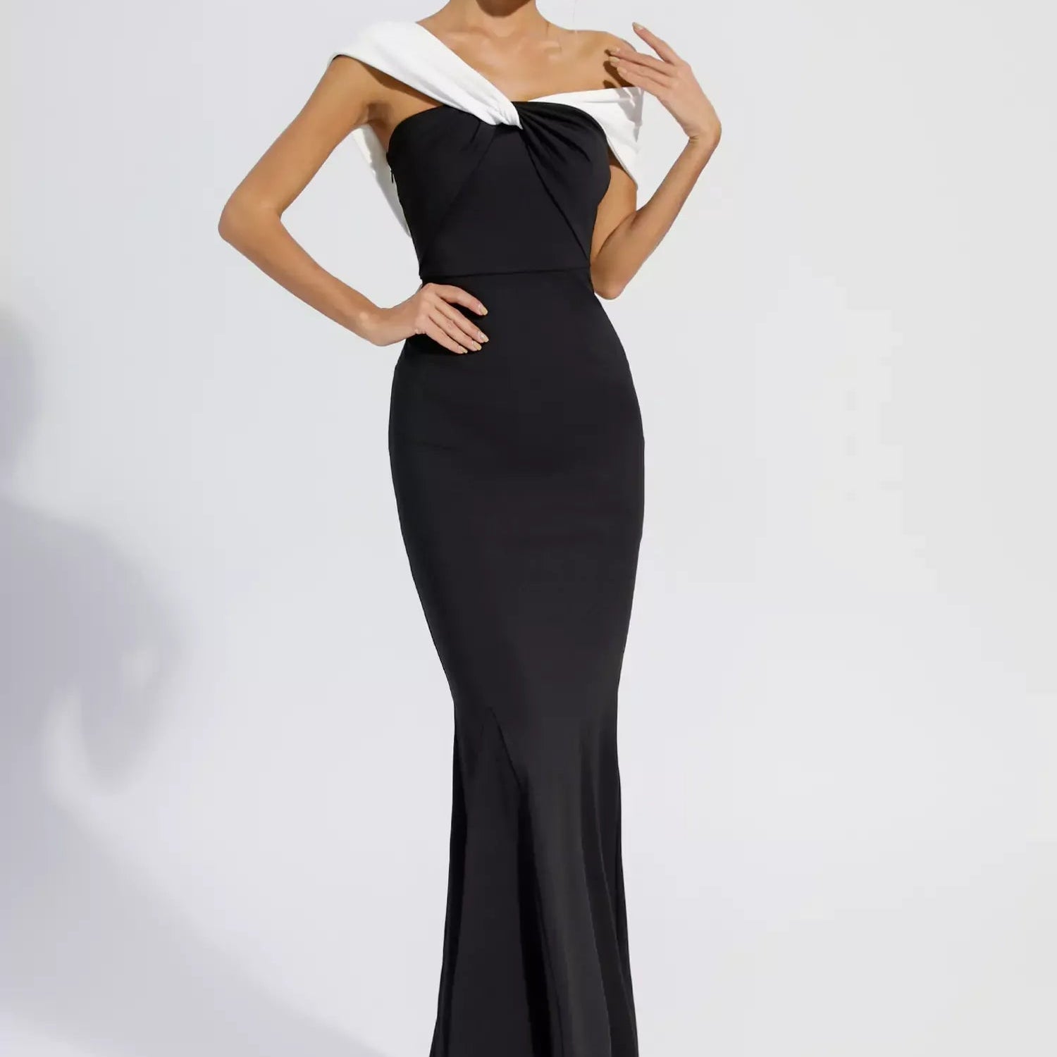 Siyah Düşük Omuzlu Deniz Kızı Maxi Elbise