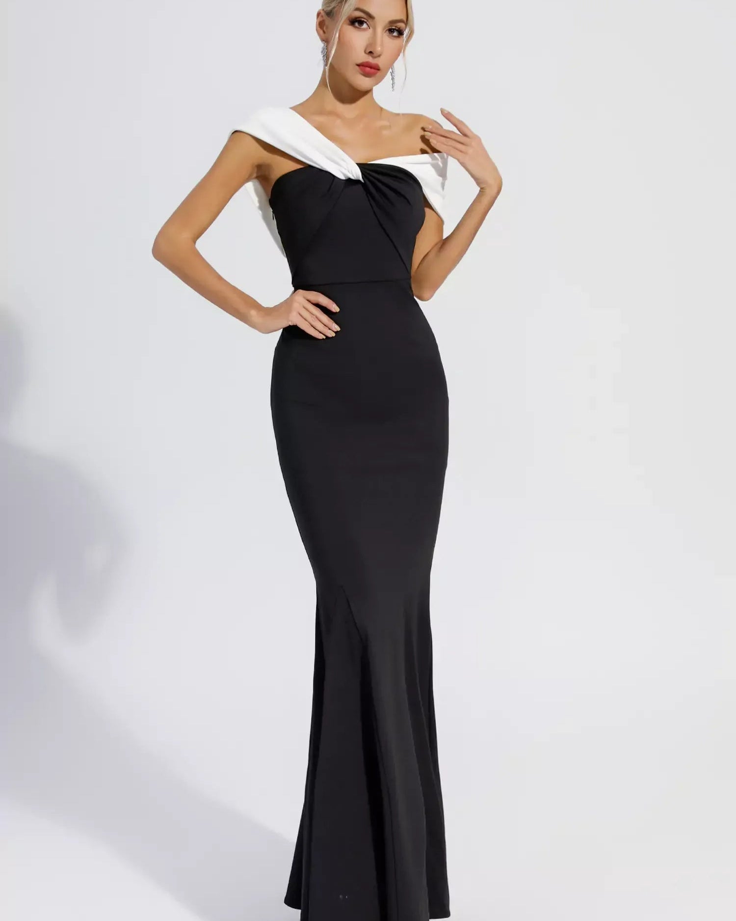 Siyah Düşük Omuzlu Deniz Kızı Maxi Elbise