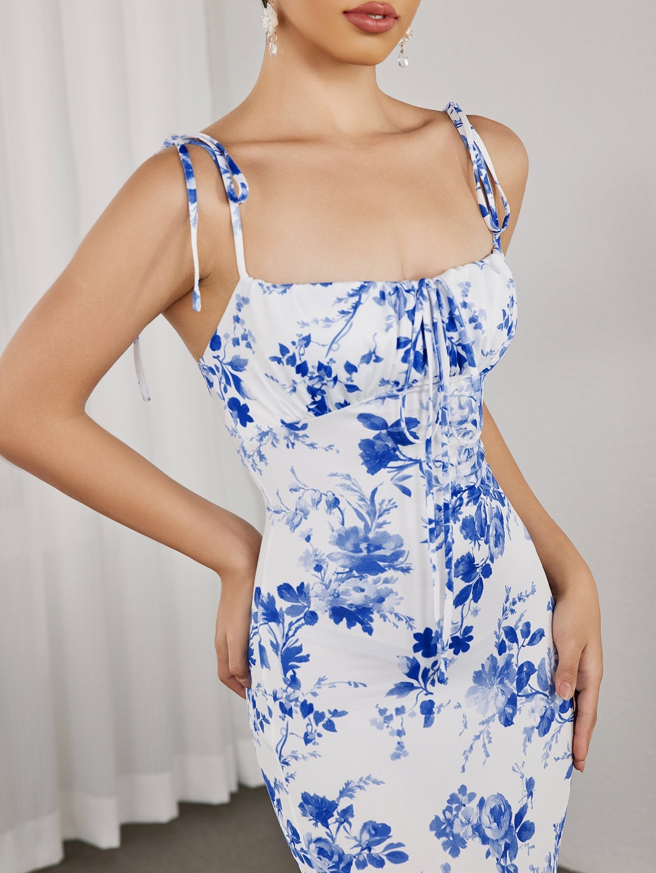 Bağcık Detaylı Askılı Çiçek Desenli Uzun Elbise