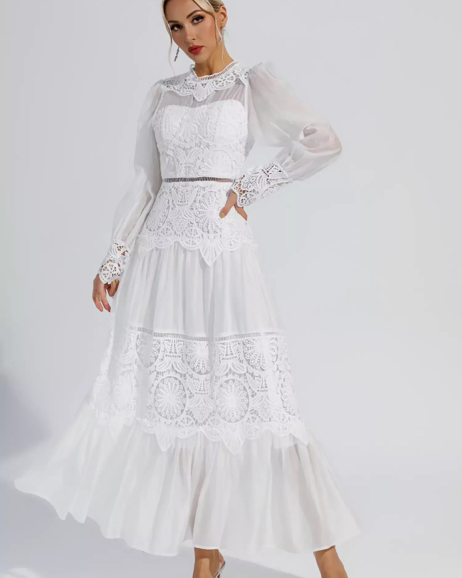Mina Beyaz Dantelli Dekolteli Uzun Elbise