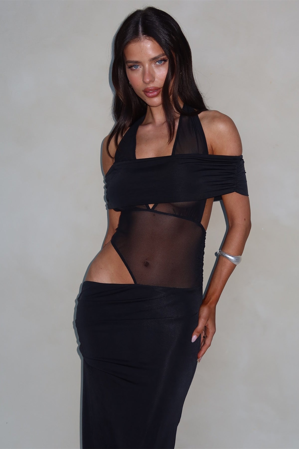 Diana Asimetrik Kesim Transparan Uzun Elbise