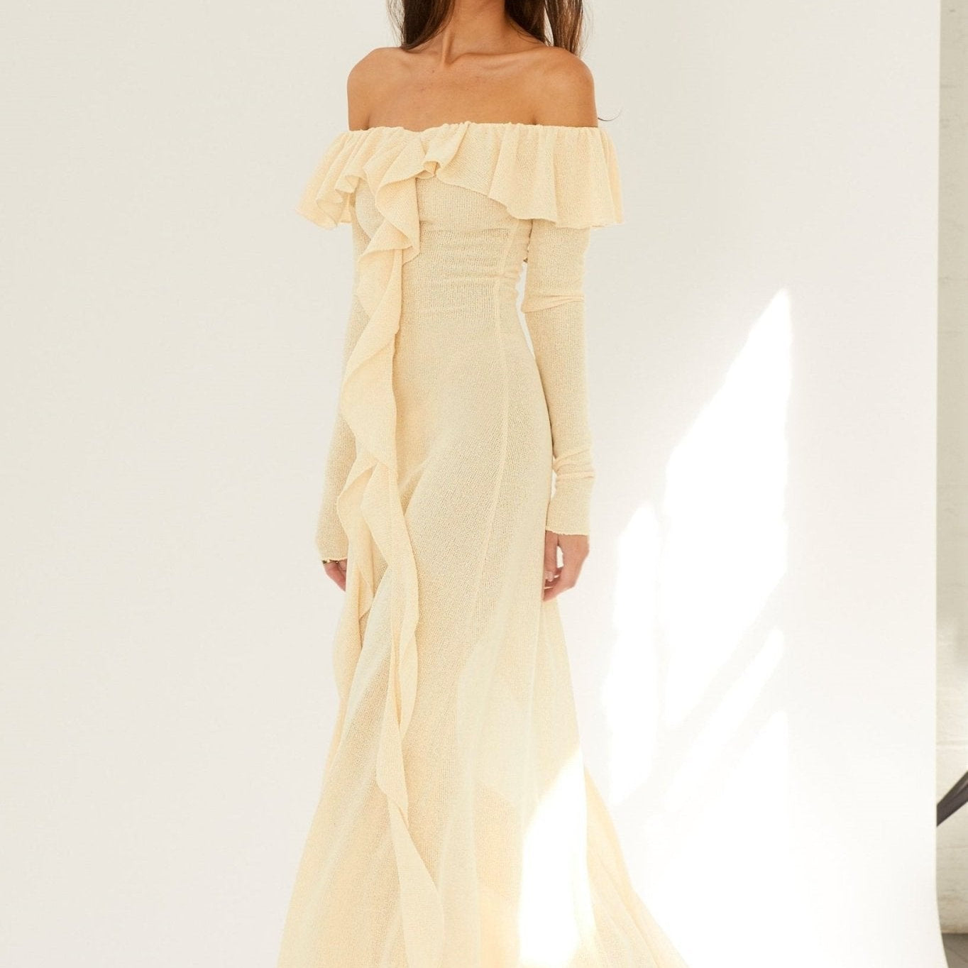 Donna Omuzu Açık Fırfırlı Maxi Elbise