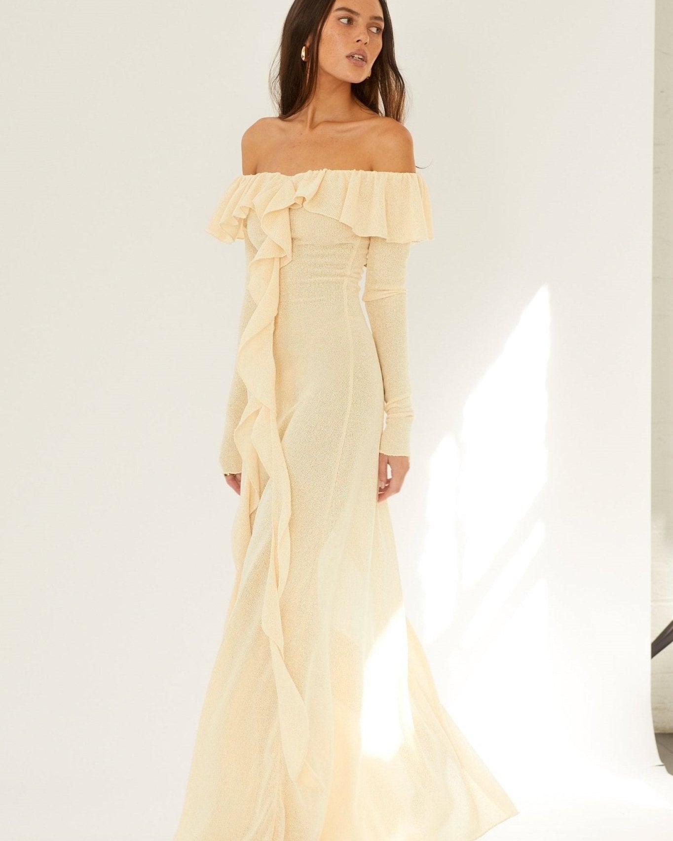 Donna Omuzu Açık Fırfırlı Maxi Elbise