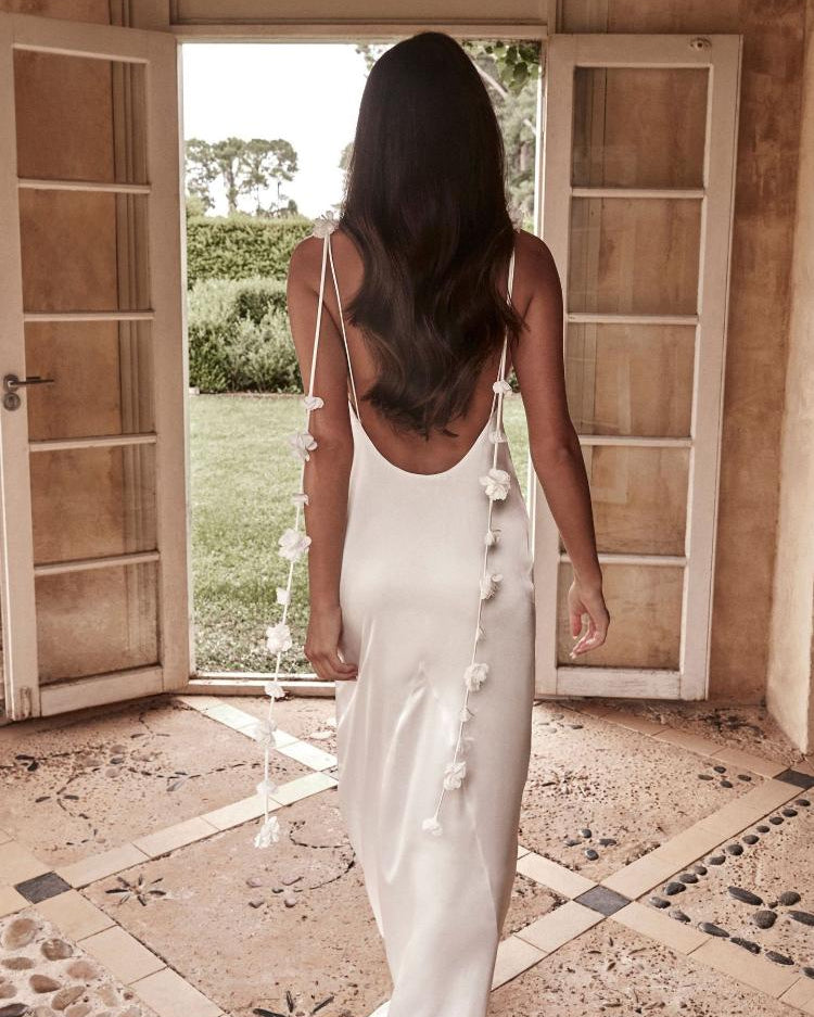 Evelyn Sırtı Açık Çiçek Püsküllü Saten Maxi Elbise