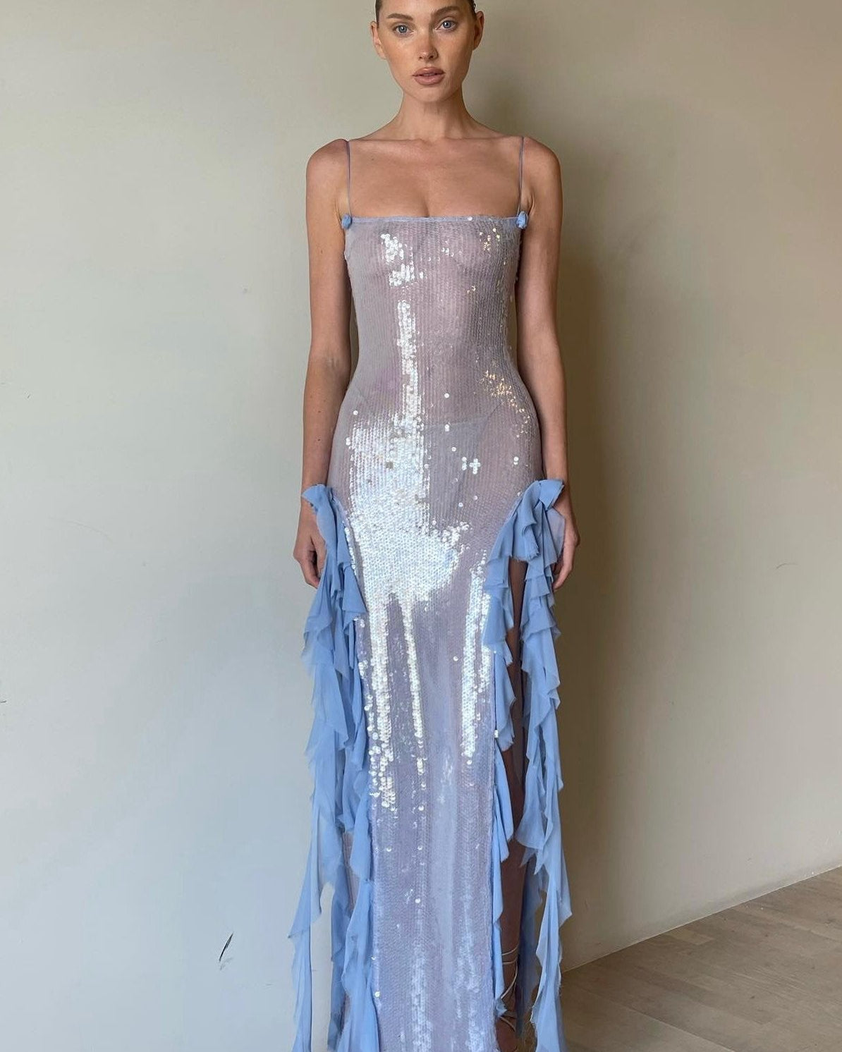 Gloria Payetler Çiçek Fırfırlı Uzun Elbise