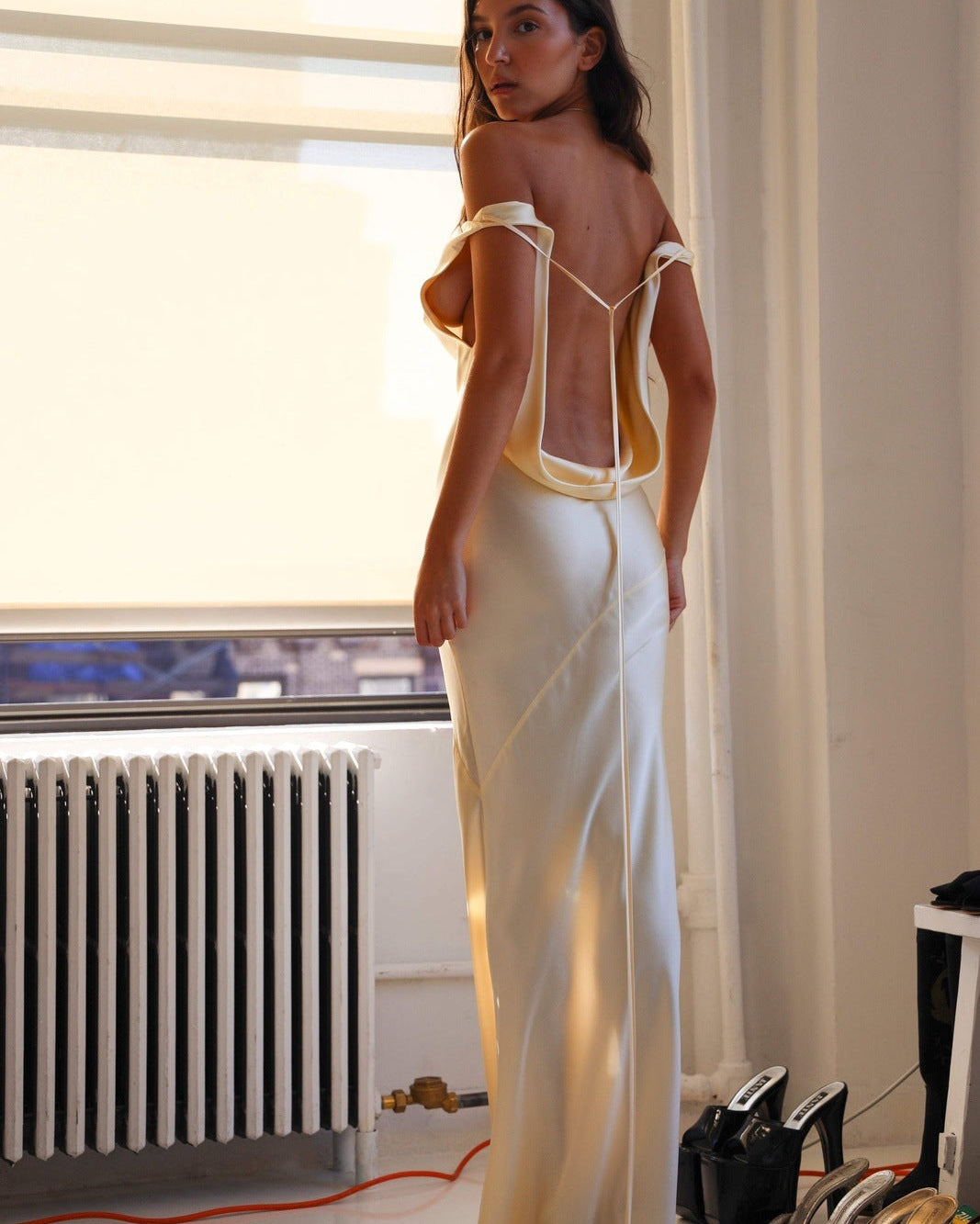 Persis Cowls Sırtı Açık Saten Uzun Elbise