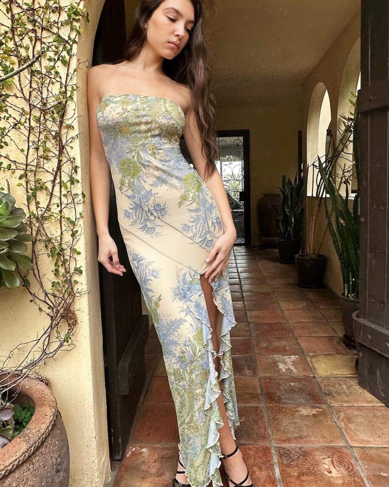 Melinda Baskılı Straplez Yırtmaçlı Midi Elbise