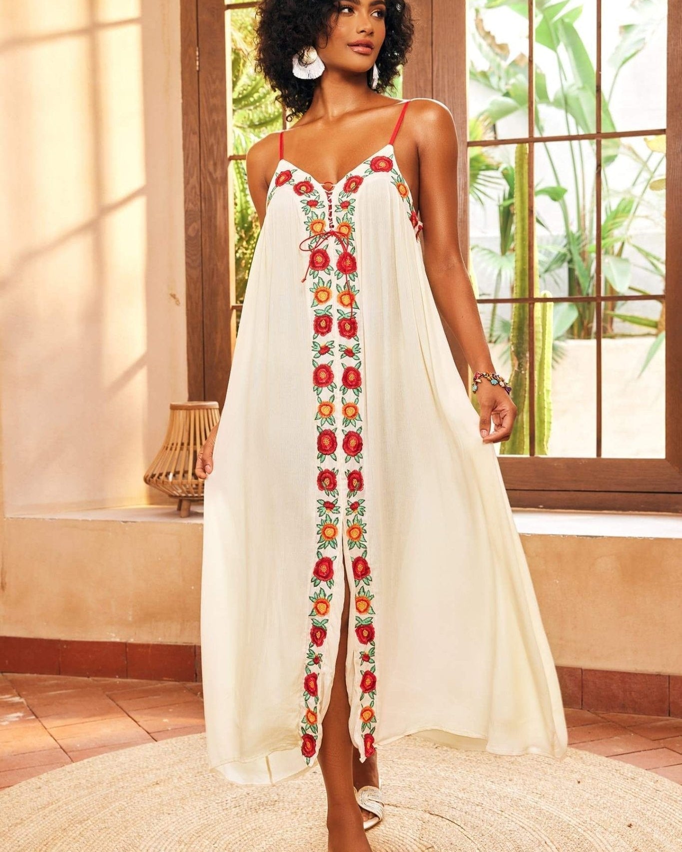 Mila Çiçek İşlemeli V Yaka Uzun Slip Elbise