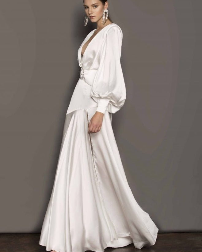 Phoebe V yakalı kemerli yırtmaçlı uzun elbise