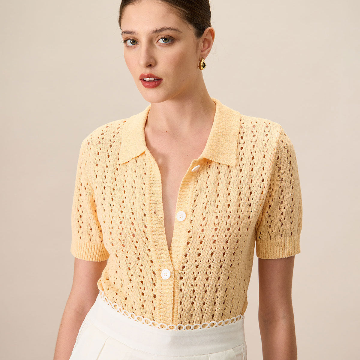 Sarı Yakalı Delikli Örgü Kazak