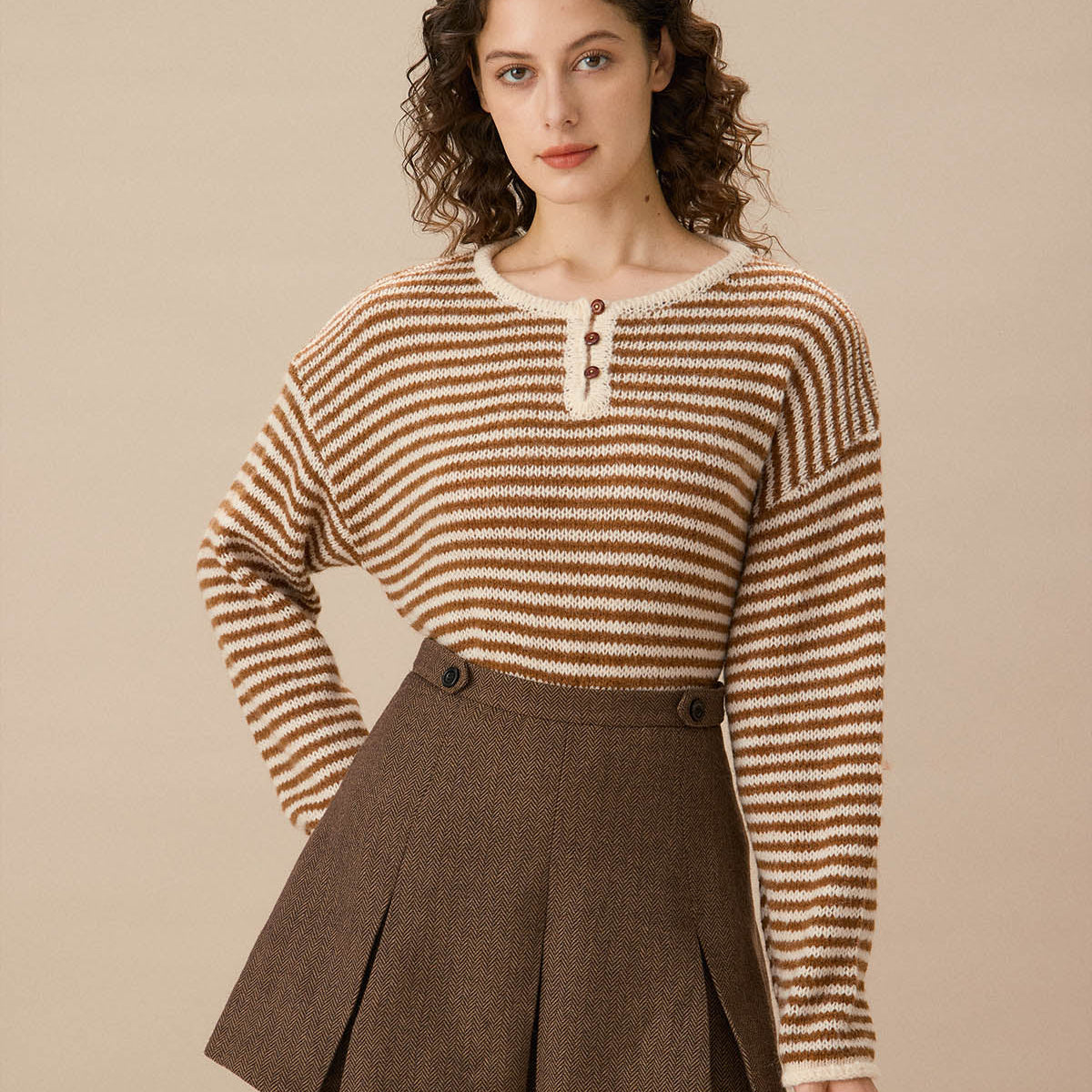 Kahverengi Çizgili Düşük Omuzlu Kazak